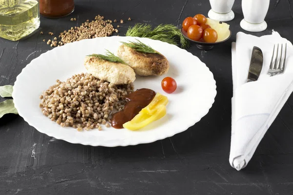 Tavuk pirzola buğday, otlar, ketçap ve domates ile