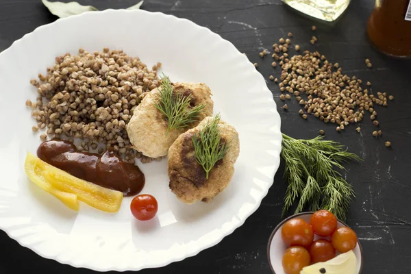 Tavuk pirzola buğday, otlar, ketçap ve domates ile