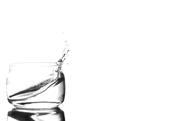 Beyaz bir arka plan cam bardakta su sıçrama — Stok fotoğraf