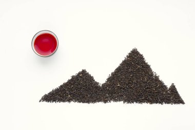 Oolong çay Kupası ve siyah çay kırmızı çay taze dağınık