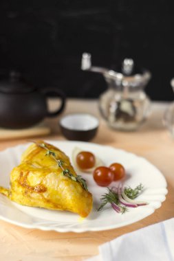 Soğan ve domates beyaz bir plaka üzerinde pişmiş tavuk göğsü. 