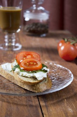 Sandviç tost ekmek peynir ve portakal suyu ile kahvaltıda,