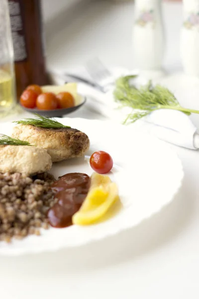 Tavuk pirzola buğday, otlar, ketçap ve domates ile