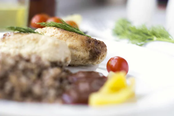 Costolette di pollo con grano saraceno, erbe aromatiche, ketchup e pomodori — Foto Stock