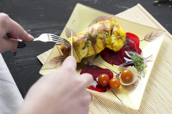 Soğan ve domates beyaz bir plaka üzerinde pişmiş tavuk göğsü. 