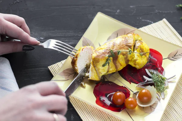 Soğan ve domates beyaz bir plaka üzerinde pişmiş tavuk göğsü. 