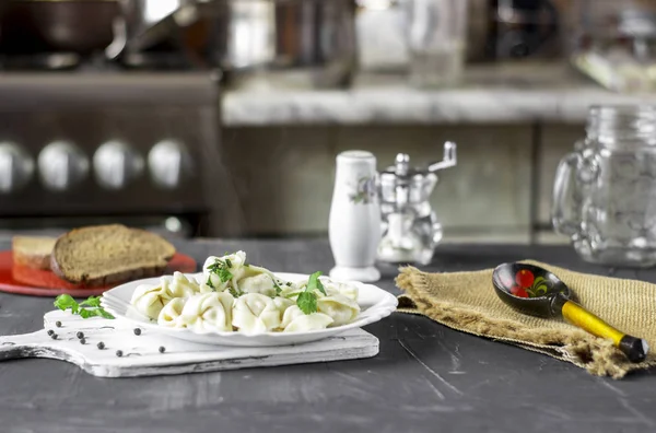 Geleneksel Rus mantı, mantı, dar etli köfte