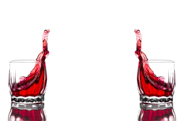 Splash kırmızı suyu, bir bardak şarap viski camına bir w yivli