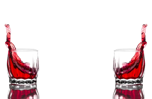 Salpicadura de jugo tinto, vino en un vaso de whisky acanalado en una w — Foto de Stock