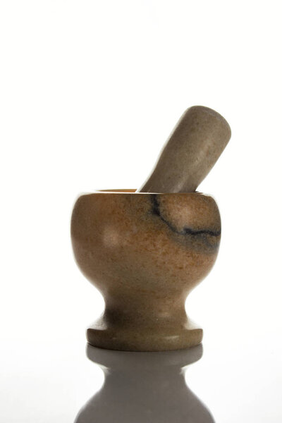 раствор и пестики изолированы на белом фоне
