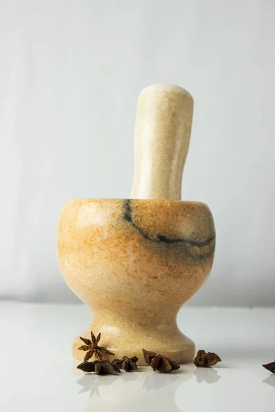 yıldız anason yakınındaki beyaz zemin üzerinde bir havan topu