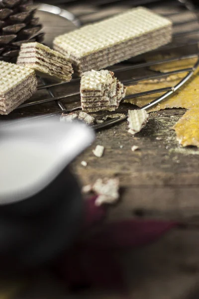 Tatlı Rus artek waffle bir pot ile ahşap arka plan üzerinde 