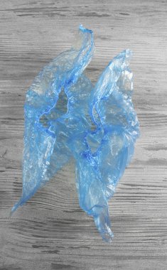 ahşap bir masa üst görünümünde mavi ayakkabı kapakları