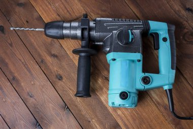 Endüstriyel çekiç matkabı. Ahşap bir bac üzerinde bir matkap ile Perforatör