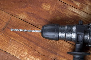 Endüstriyel çekiç matkabı. Ahşap bir bac üzerinde bir matkap ile Perforatör