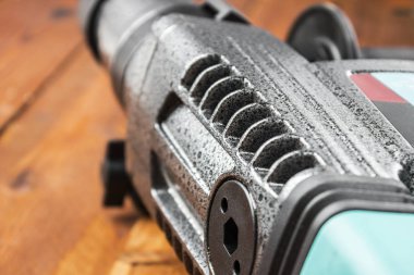 Endüstriyel çekiç matkabı. Ahşap bir bac üzerinde bir matkap ile Perforatör