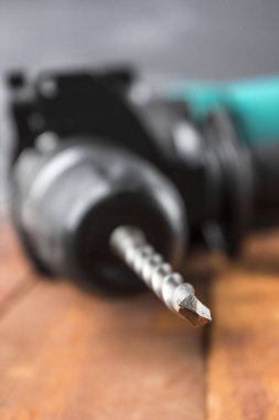Endüstriyel çekiç matkabı. Ahşap bir bac üzerinde bir matkap ile Perforatör