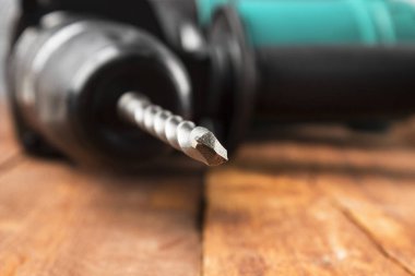 Endüstriyel çekiç matkabı. Ahşap bir bac üzerinde bir matkap ile Perforatör