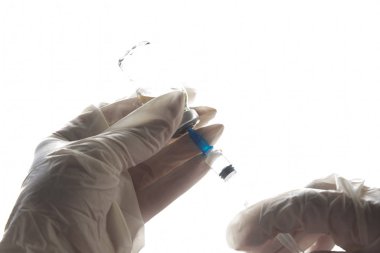 Beyaz Üzerinde İzole Şişe ile Şırınga