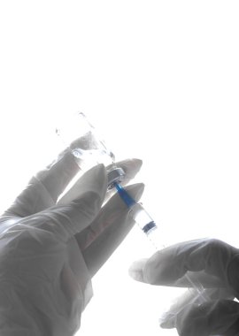 Beyaz Üzerinde İzole Şişe ile Şırınga