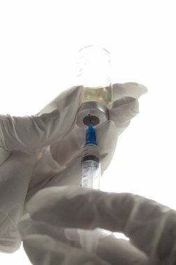Beyaz Üzerinde İzole Şişe ile Şırınga