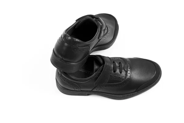 Zwarte kinderen s lederen schoenen met een witte achtergrond, isolat — Stockfoto