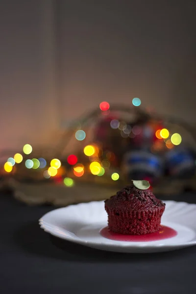 Çok ile koyu bir arka plan üzerinde çikolata cips ile Kırmızı cupcake