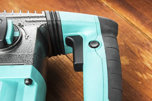 Endüstriyel çekiç matkabı. Ahşap bir bac üzerinde bir matkap ile Perforatör