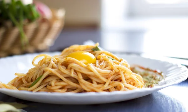 Deliciosa pasta con yema de huevo, sobre mesa de madera . — Foto de Stock