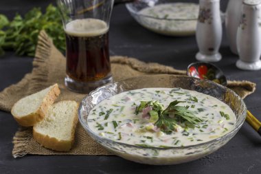 Soğuk Çorba Okroshka. Sosis, sebze ve kvass porsiyon ile s