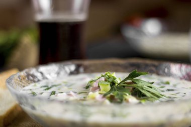 Soğuk Çorba Okroshka. Sosis, sebze ve kvass porsiyon ile s