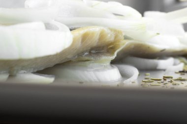 Soğan halkaları ile tabakta ringa fileto