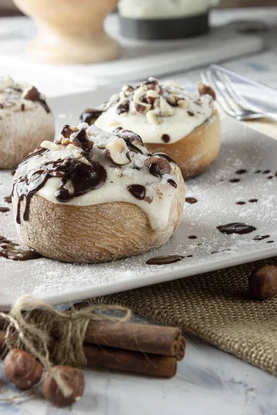 Çikolata soslu ve fındıklı orijinal tarçınlı rulo.