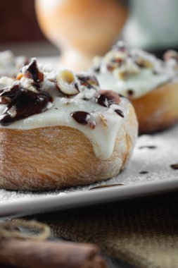 Çikolata soslu ve fındıklı orijinal tarçınlı rulo.