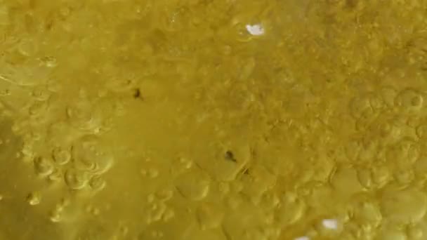 沸騰水と油の表面に抽象的なクローズ アップ — ストック動画