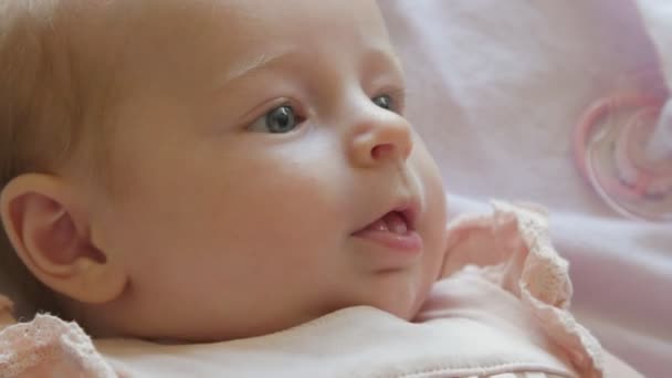 Portret van een schattige baby die probeert te communiceren. — Stockvideo