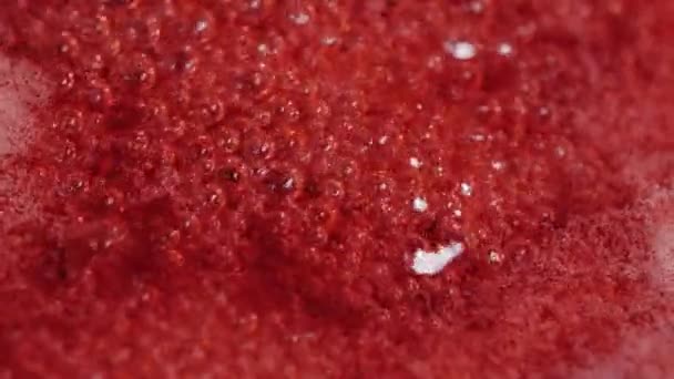 붉은 과일 마멀레이드 끓는, 가까이 — 비디오
