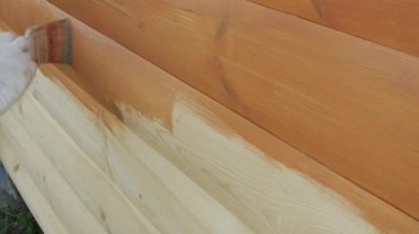 Bir fırça ile kahverengi renk ile ahşap boyama kapatın