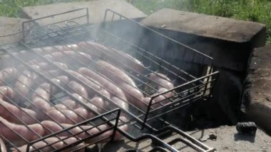 Barbekü ızgara sosis yakın çekim.