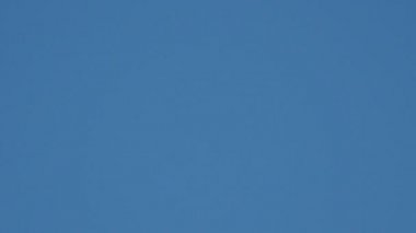 Gökyüzü, beyaz izleme uçak kirliliği buharı gündüz.