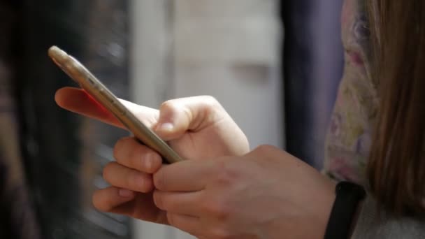 Close-up van jonge vrouw handen typen en scrollen telefoon foto 's. — Stockvideo