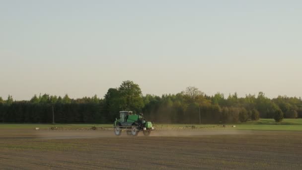 Traktor sprej pole s chemikáliemi pro ochranu rostlin plodin od plevele a škůdců. — Stock video