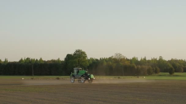 Trekker spray veld met chemicaliën voor gewasbescherming van de planten van onkruid- en ongediertebestrijding. — Stockvideo