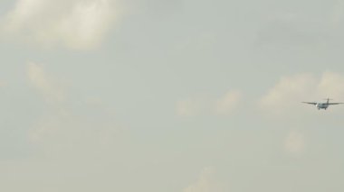 Bulutlu gökyüzü karşı pervane güdümlü uçak fly. Telefoto görünümü