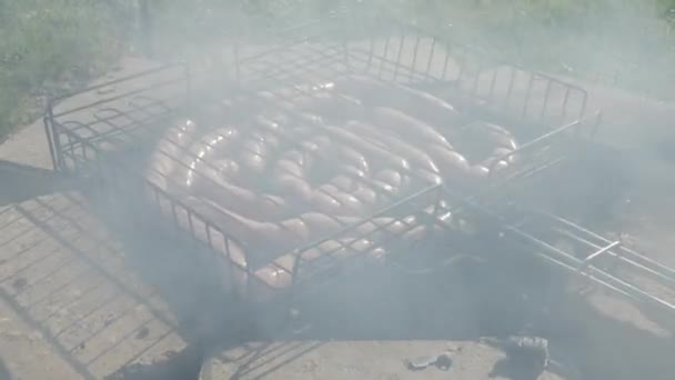 Grillowanie na grillu kiełbaski z bliska. — Wideo stockowe