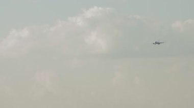 Uçak iniş bulutlu hava ve akşam saat oturur