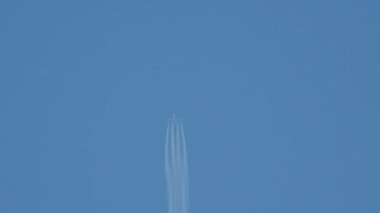 Gökyüzü, beyaz izleme uçak kirliliği buharı gündüz.