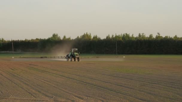 Campo pulverizador tractor con productos químicos para la protección de las plantas de cultivo contra las malas hierbas y plagas . — Vídeos de Stock