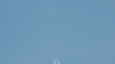 Gökyüzü, beyaz izleme uçak kirliliği buharı gündüz.