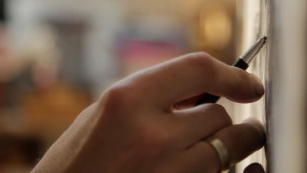 Homme artiste dessine avec un crayon graphite .